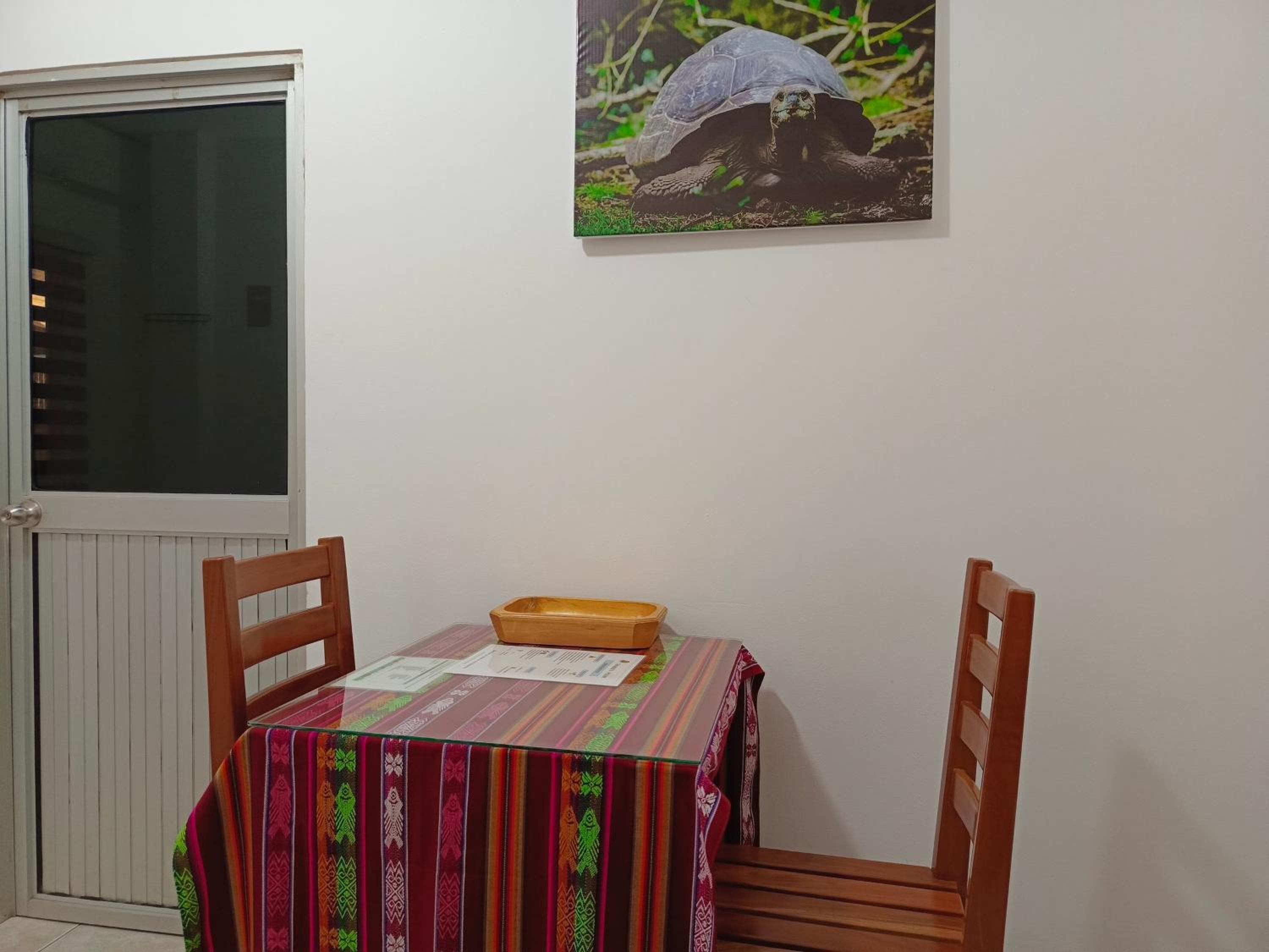 Teresita's House Suites con cocina privada , ideal para parejas, AC, wifi agua caliente, cerca del aeropuerto, a pocos pasos del malecón San Cristóbal