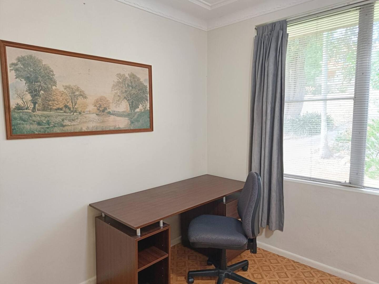 Welcoming and Comfortable stay in Spacious House with Garden B4