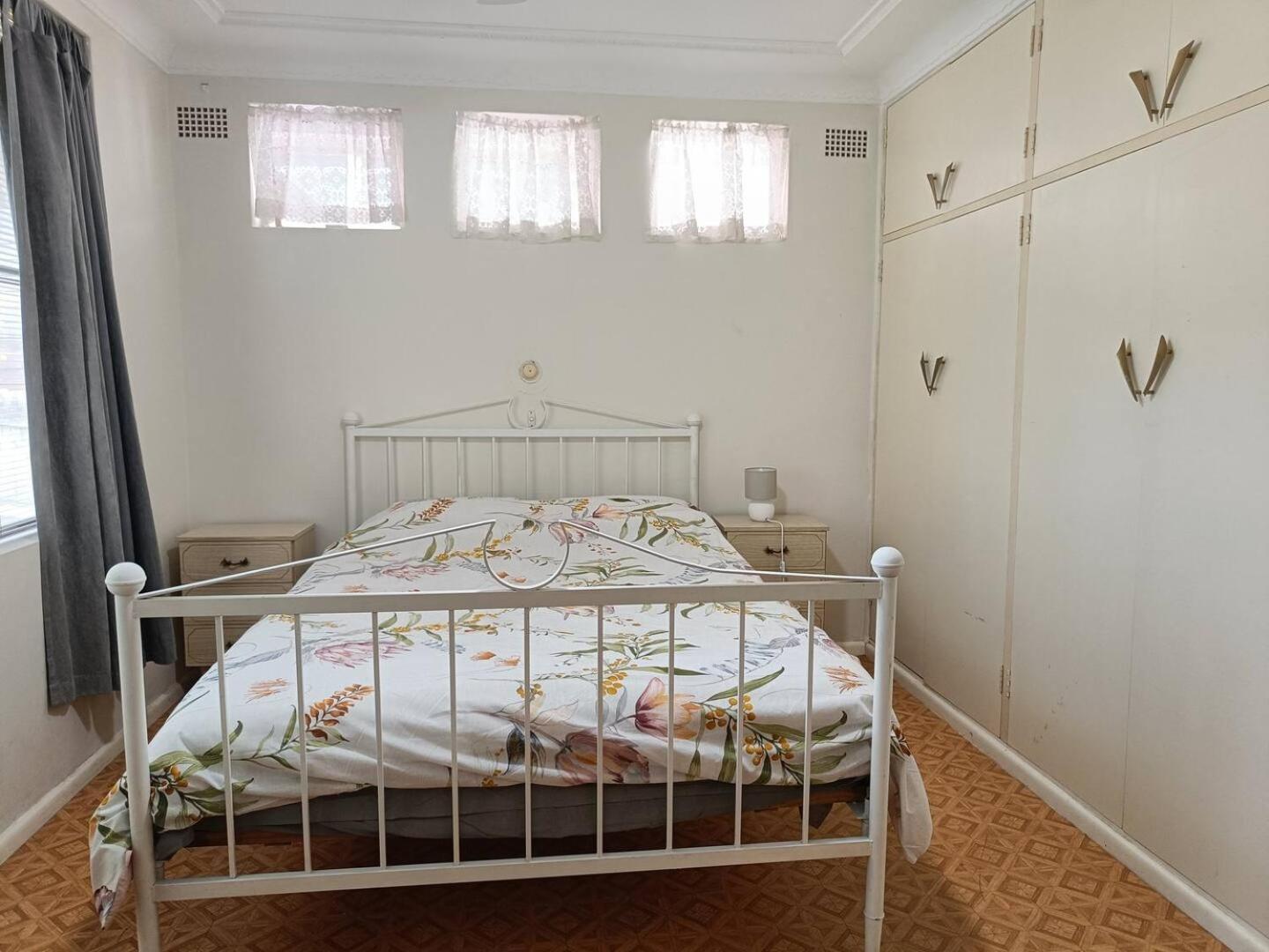 Welcoming and Comfortable stay in Spacious House with Garden B4