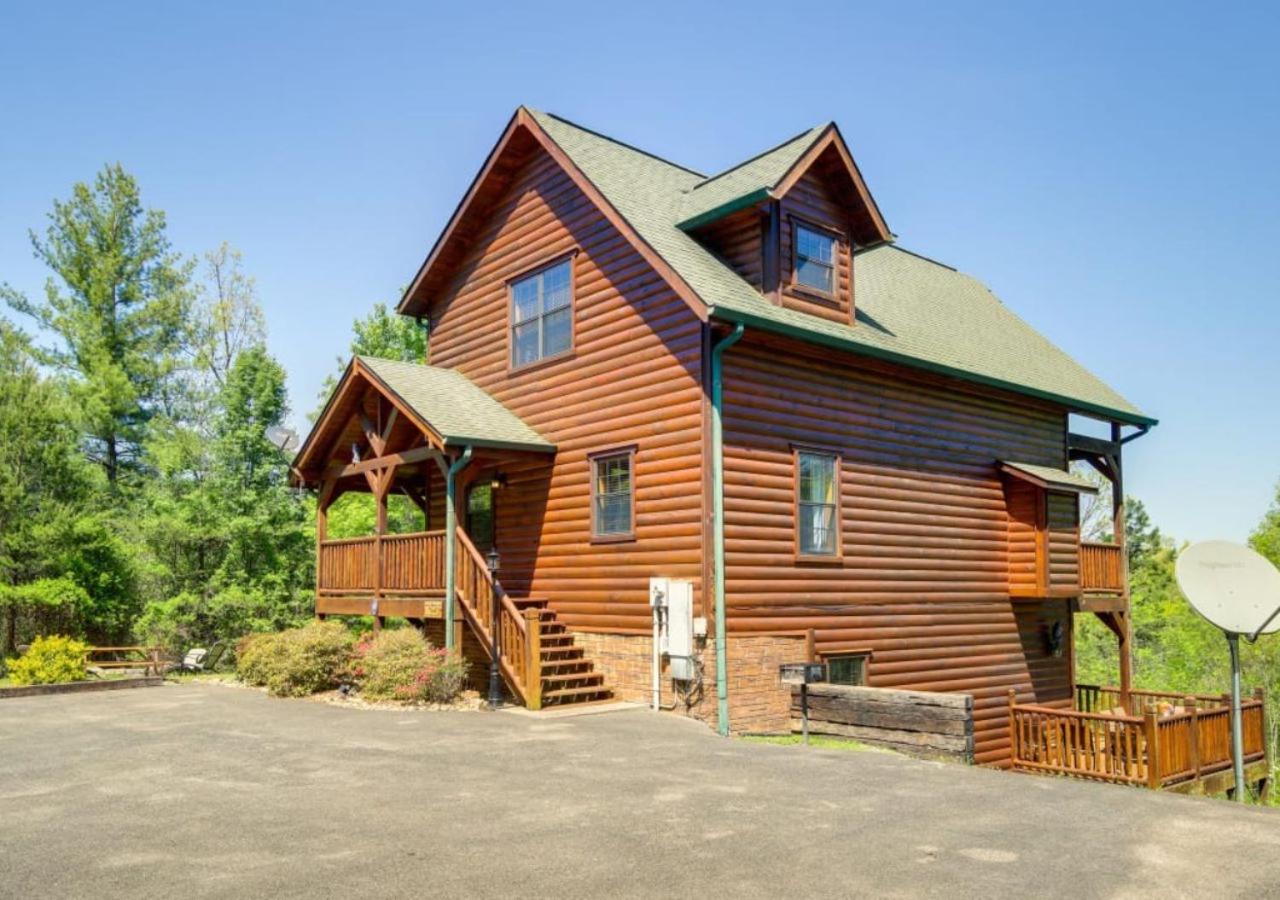 Hotel Luxury Family Cabin with Outdoor Kitchen, Hot Tub, Sauna, Fireplace, Theater Room, Arcade, Pool Table, and Fire Pit in Perfect Location! - Image 1