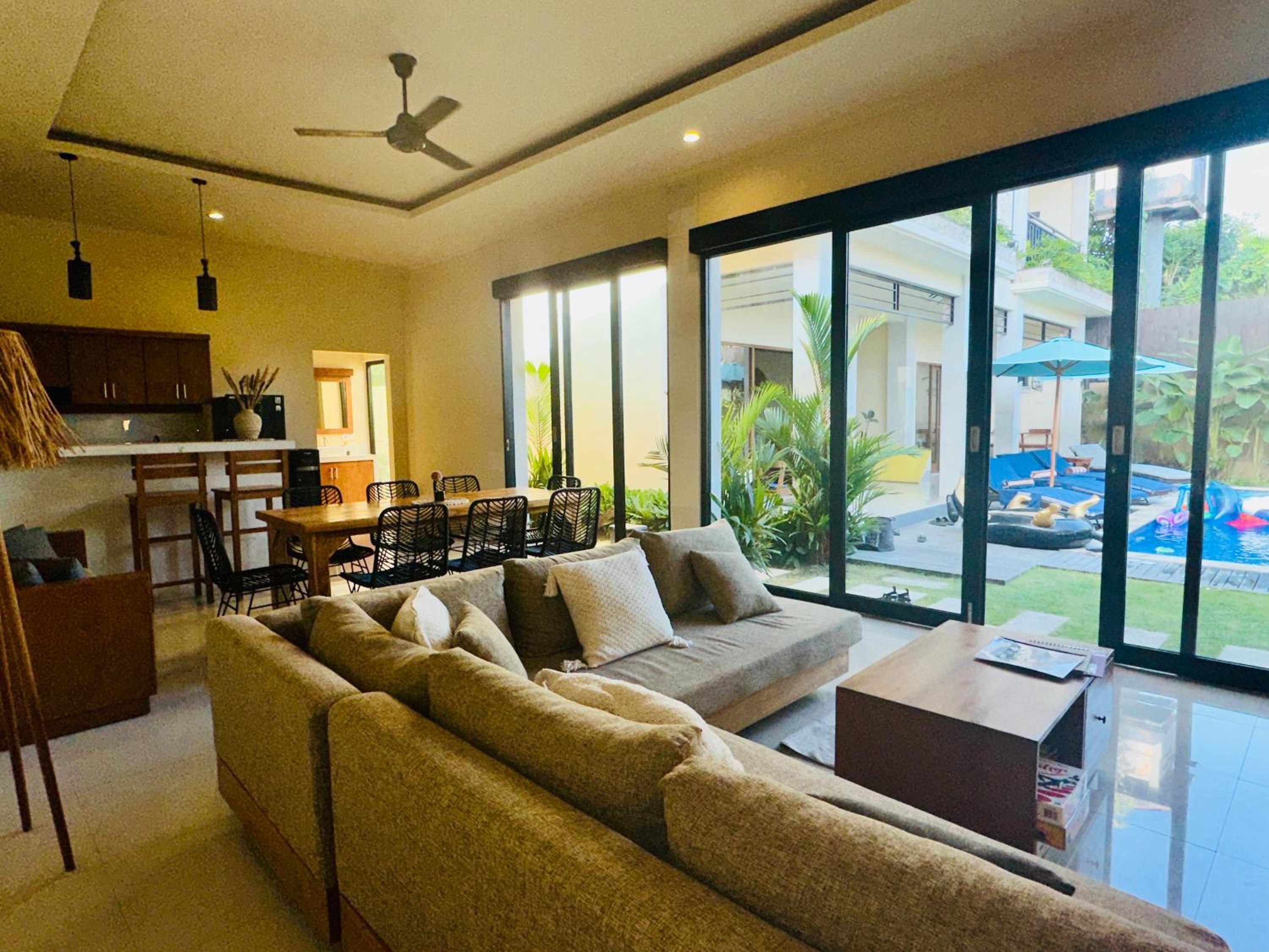 Villa Kumaru Luxury 4BR inc breakfast and airport pickup