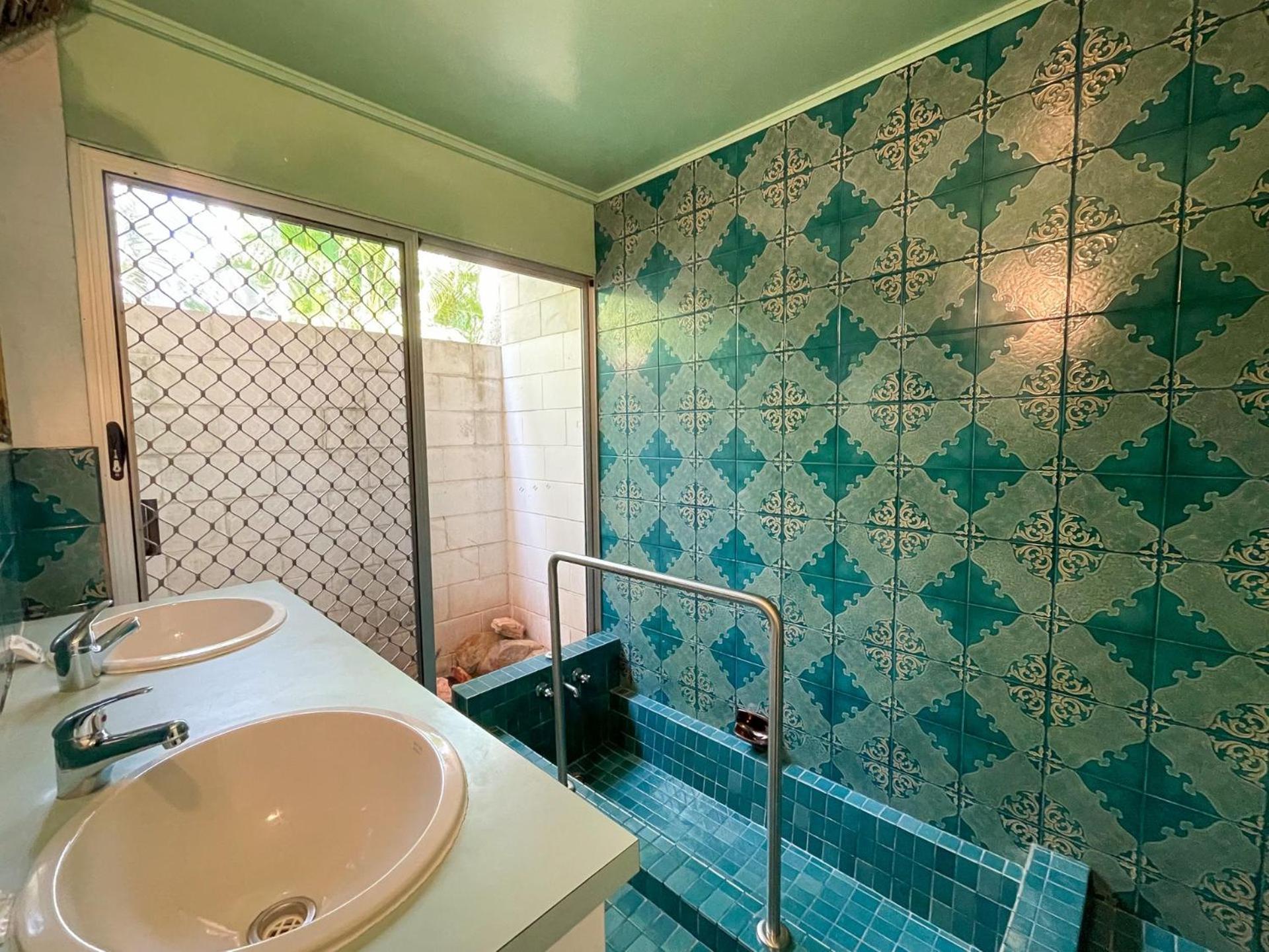 Moonshadow-Burrum Heads- Beachfront- 3BR- Water Views