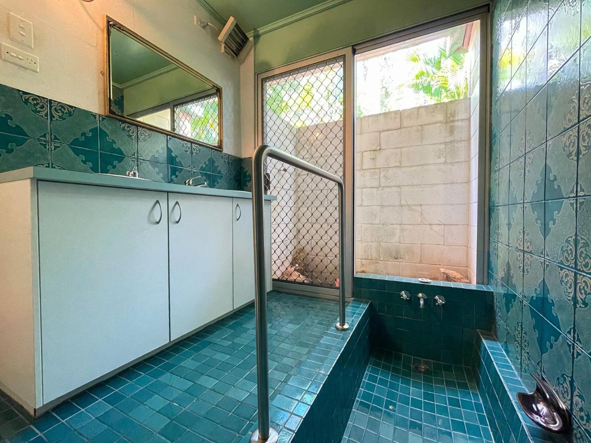 Moonshadow-Burrum Heads- Beachfront- 3BR- Water Views
