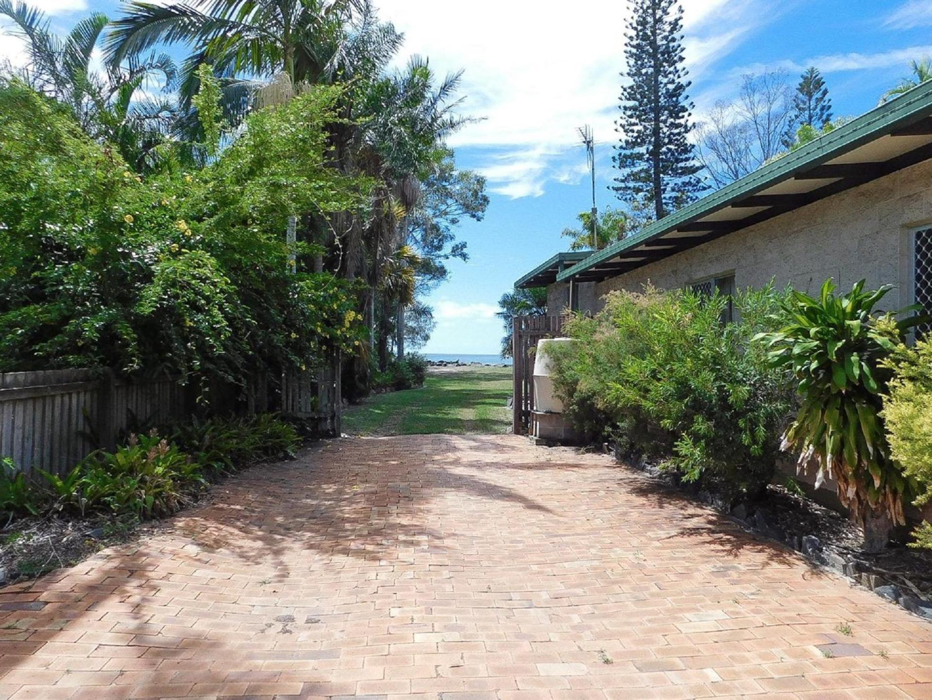 Moonshadow-Burrum Heads- Beachfront- 3BR- Water Views