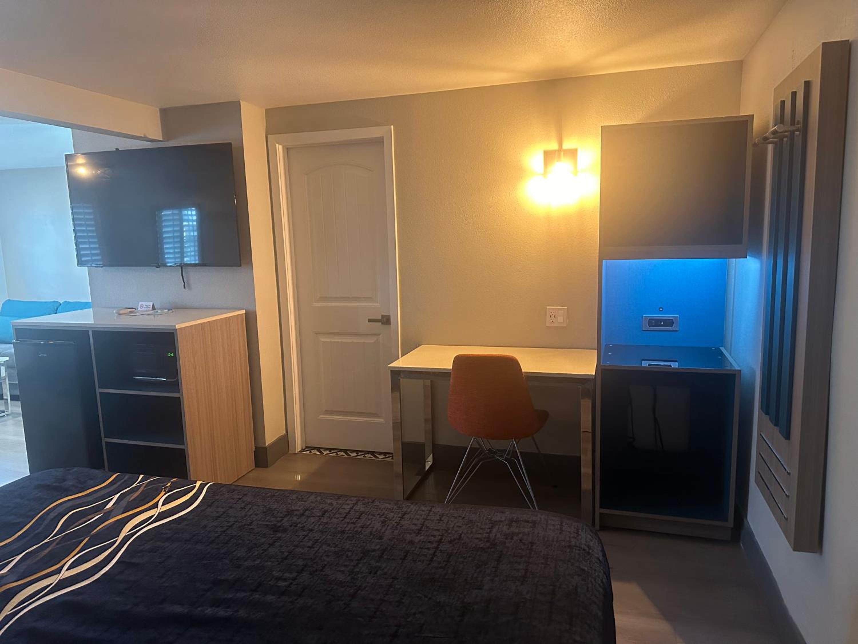 Super 8 by Wyndham Oceanside Downtown - Property Image 30