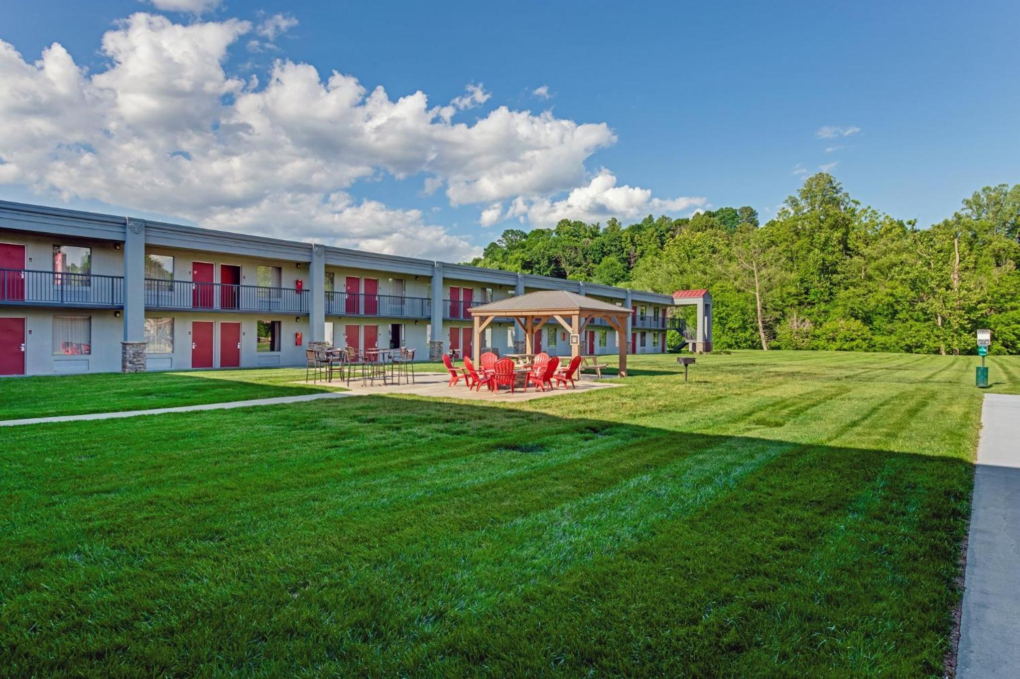 Red Roof Inn & Suites Wilkesboro