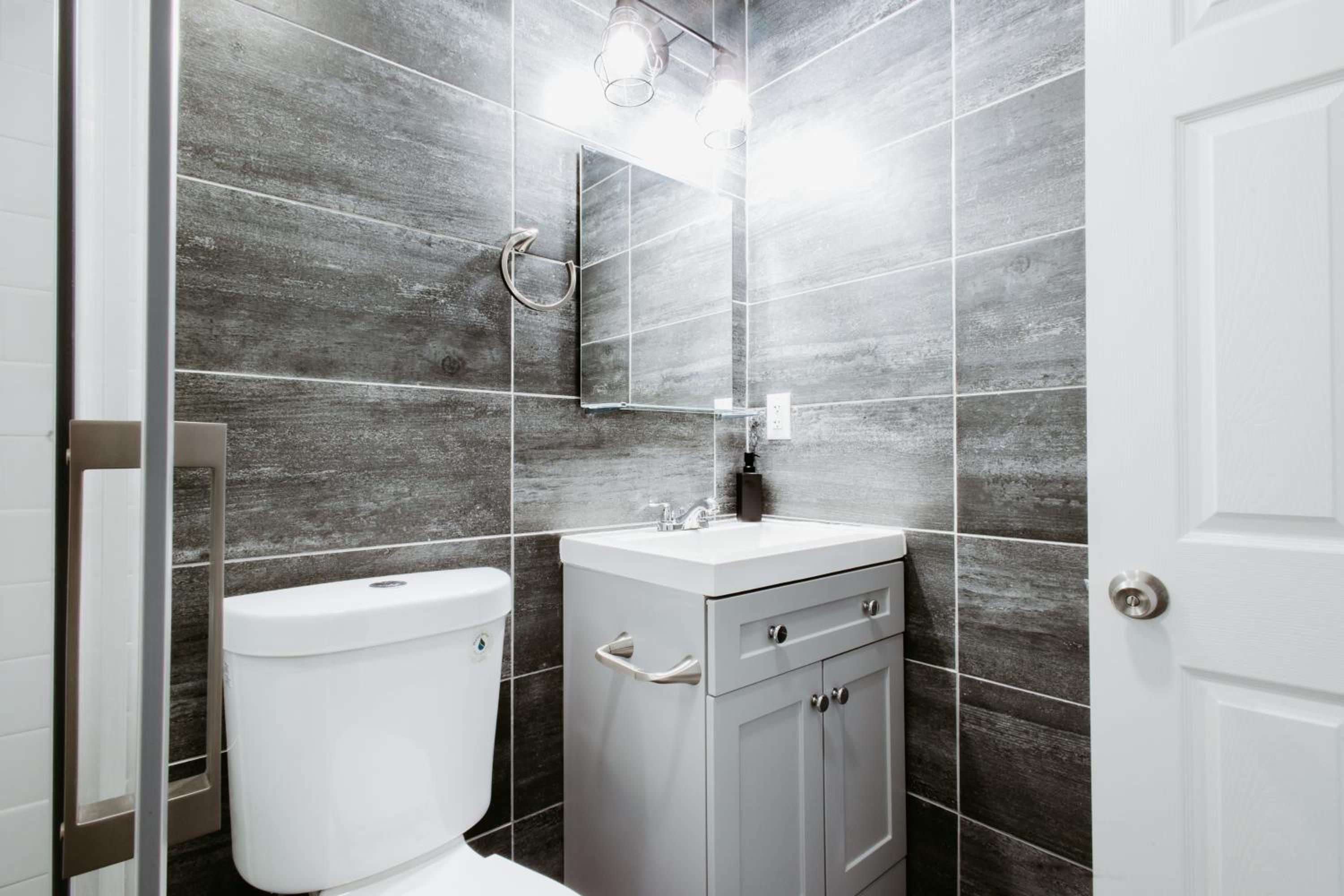 Modern 2 Bedroom Apartment Steps from Central Park!