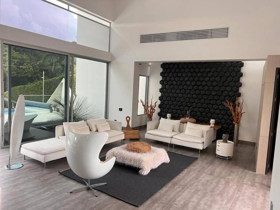 Luxury mansion in heart of Eje Cafetero 15 sleeps!