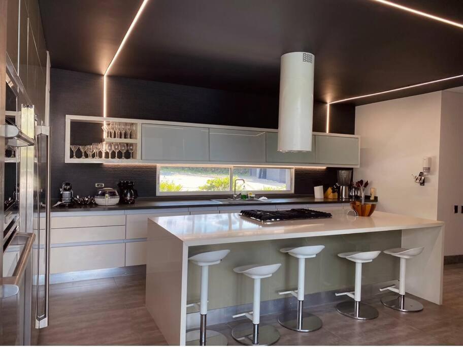 Luxury mansion in heart of Eje Cafetero 15 sleeps!