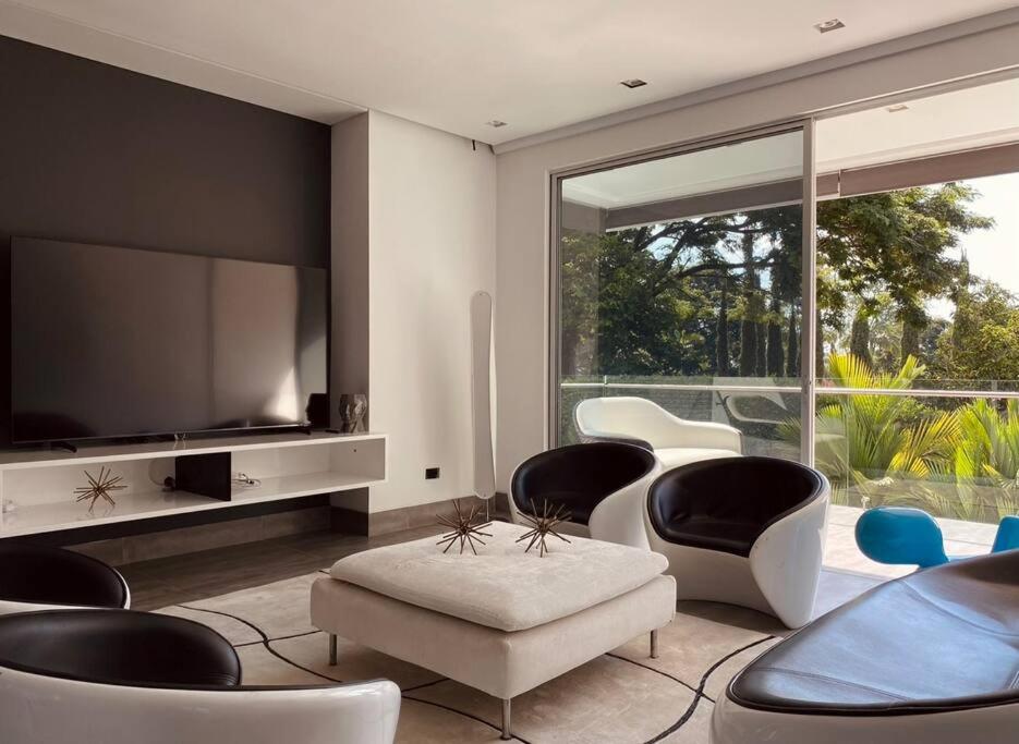 Luxury mansion in heart of Eje Cafetero 15 sleeps!