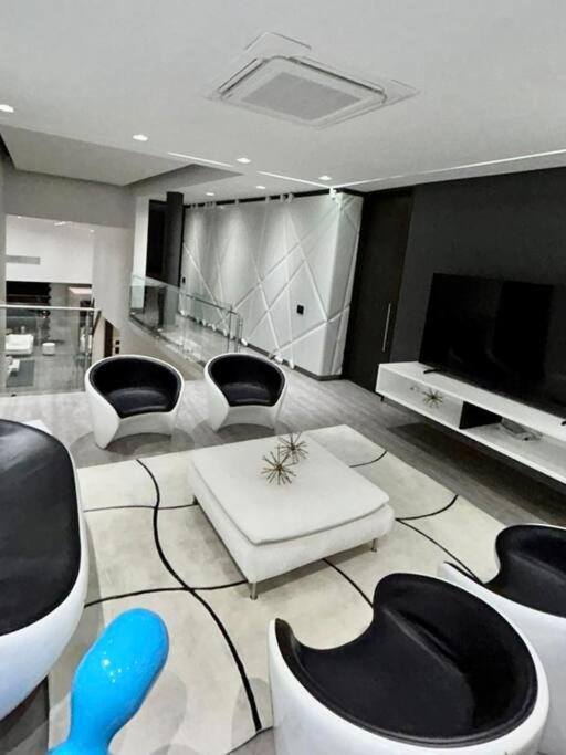 Luxury mansion in heart of Eje Cafetero 15 sleeps!