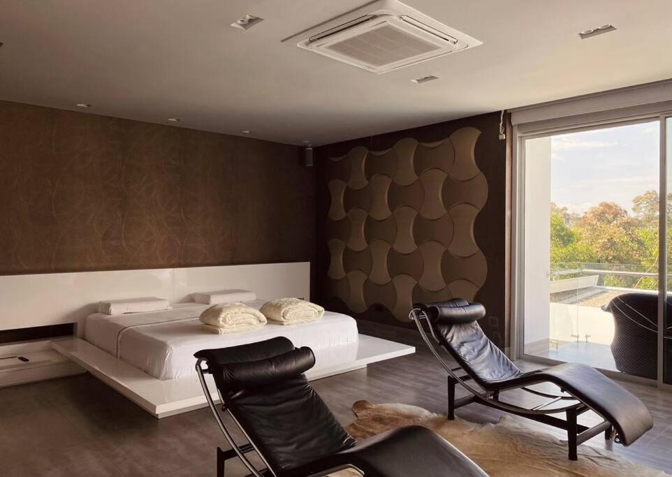 Luxury mansion in heart of Eje Cafetero 15 sleeps!