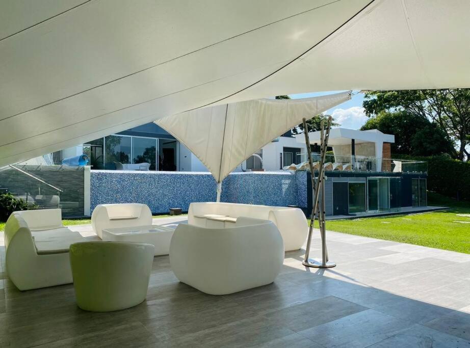 Luxury mansion in heart of Eje Cafetero 15 sleeps!