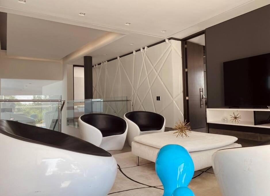 Luxury mansion in heart of Eje Cafetero 15 sleeps!