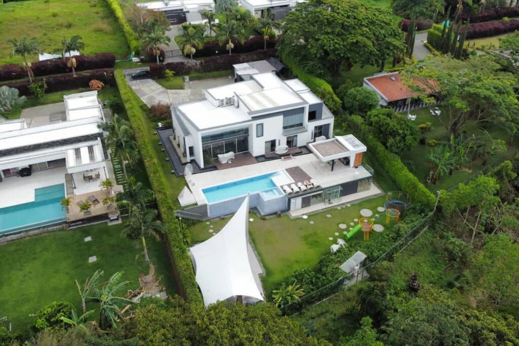 Luxury mansion in heart of Eje Cafetero 15 sleeps!