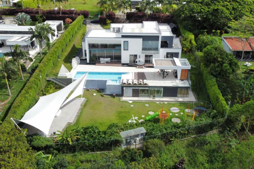 Luxury mansion in heart of Eje Cafetero 15 sleeps!