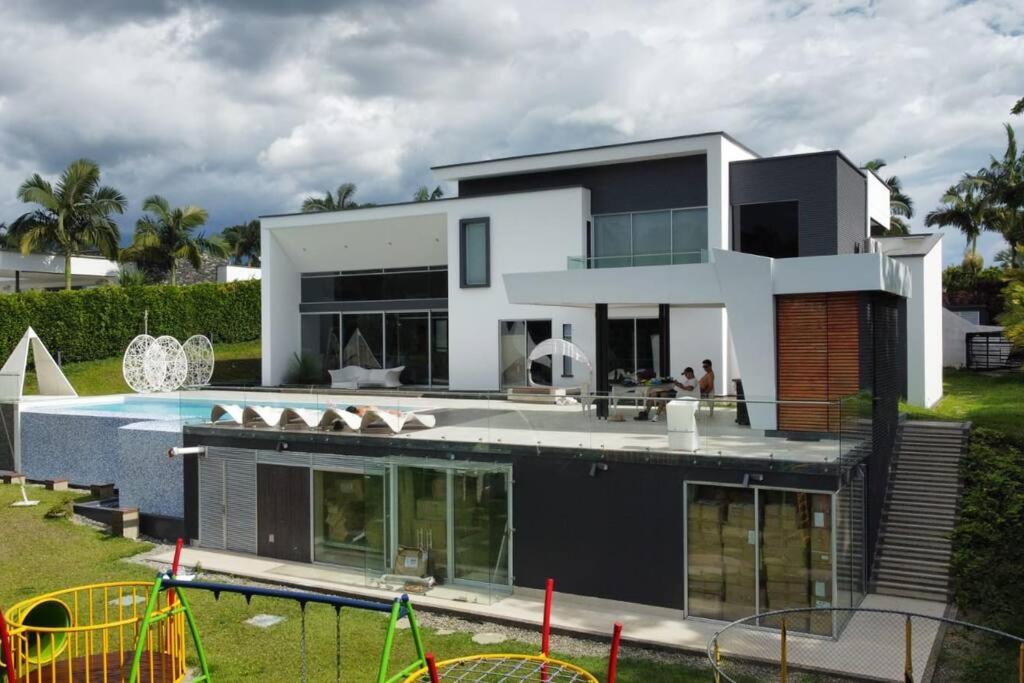 Luxury mansion in heart of Eje Cafetero 15 sleeps!