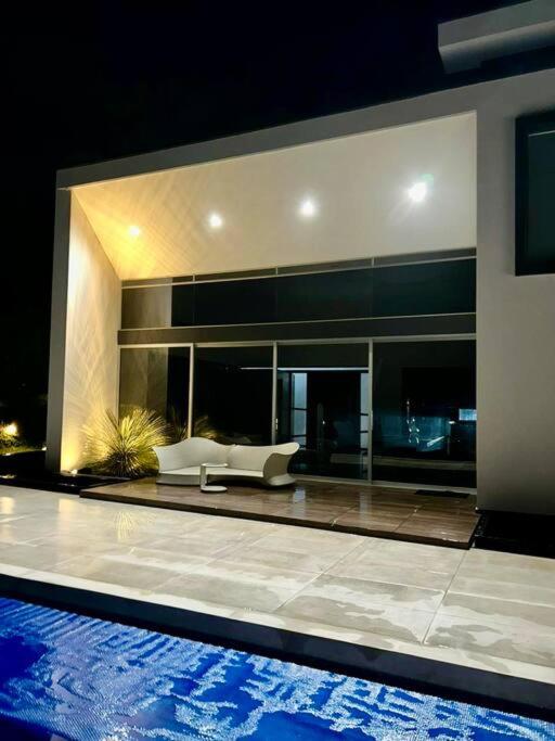 Luxury mansion in heart of Eje Cafetero 15 sleeps!