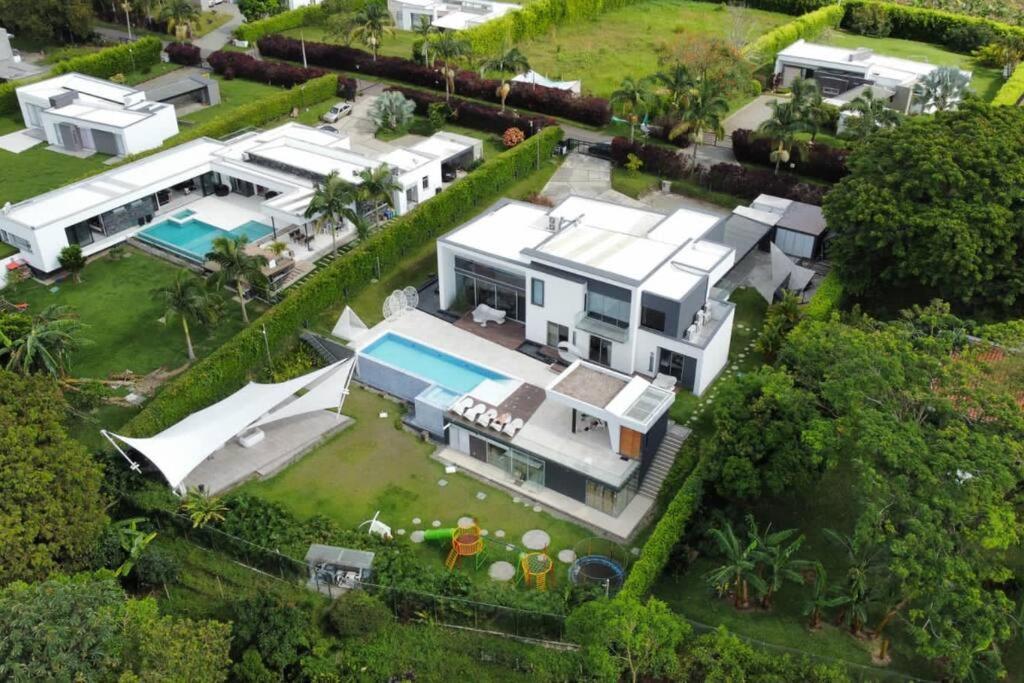 Luxury mansion in heart of Eje Cafetero 15 sleeps!