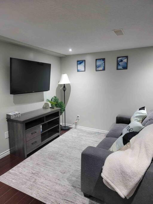 Charming 2 bedroom with Private Entrance