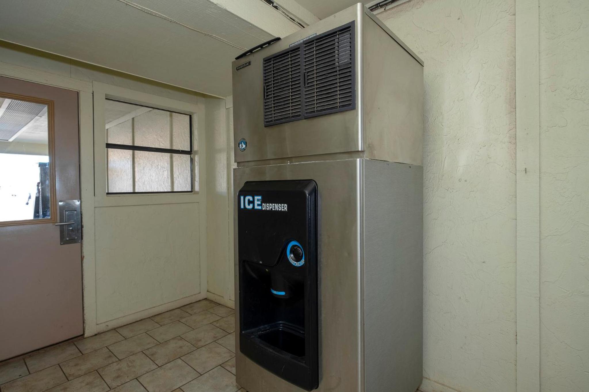 Childress Vacations - Red Roof Inn Childress - Property Image 4