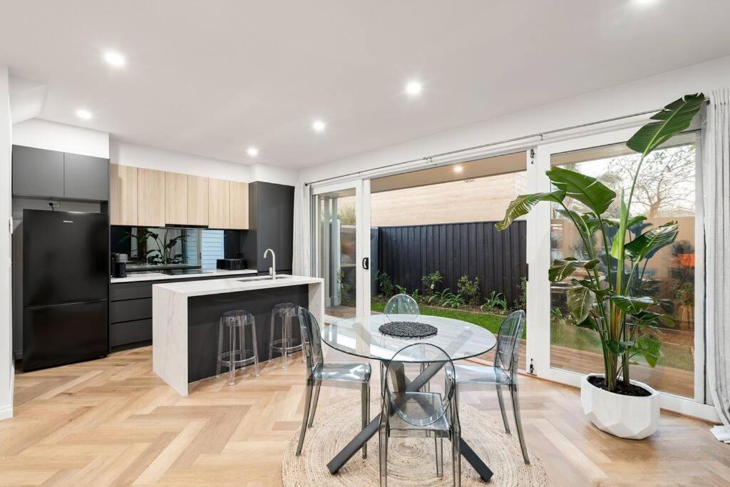 Modern Stylish Home - Walk to Beach