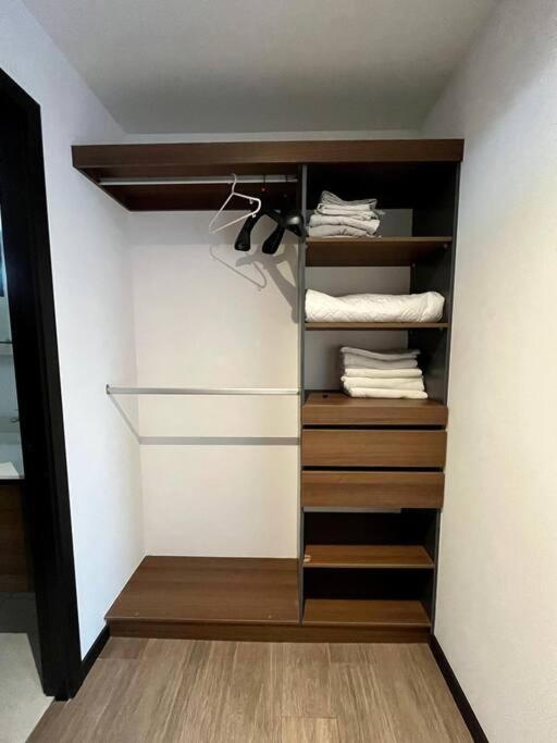 Amplio y Lujoso apartamento con AIRE AC