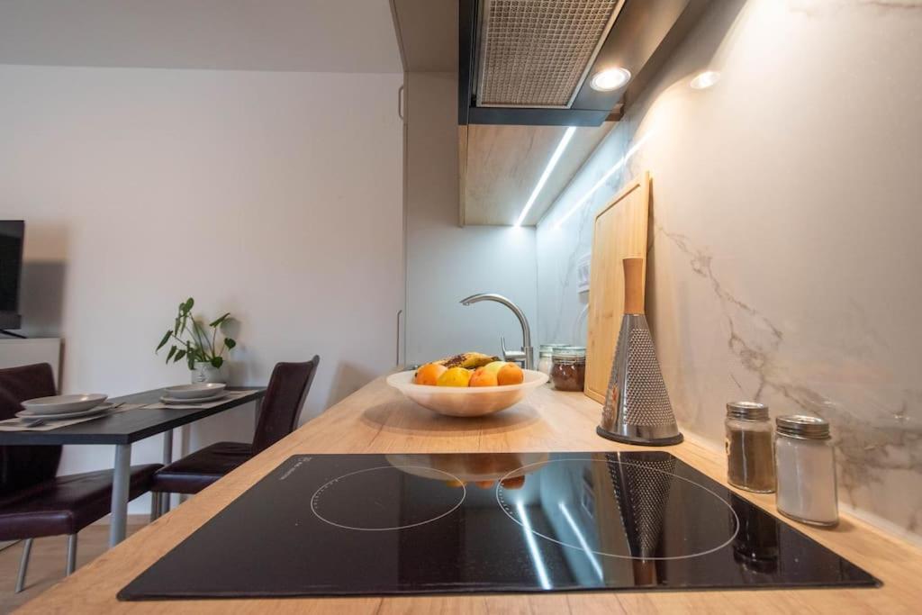 Yellow Apple - Modern apartment close to city center view 3