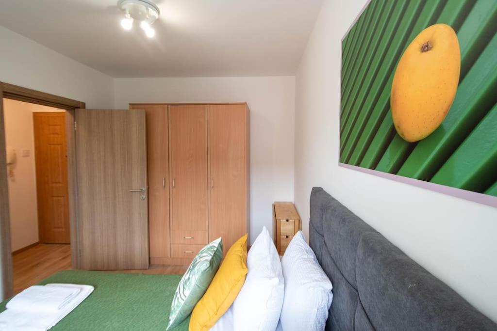 Yellow Apple - Modern apartment close to city center view 5