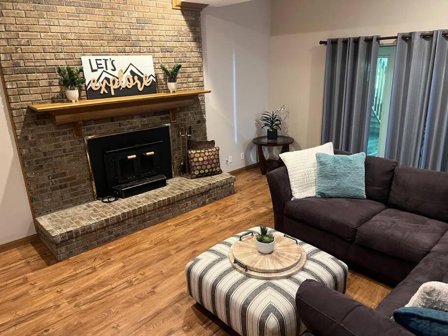 Affordable Luxury 4BR home King Bed w relaxing River view view 5