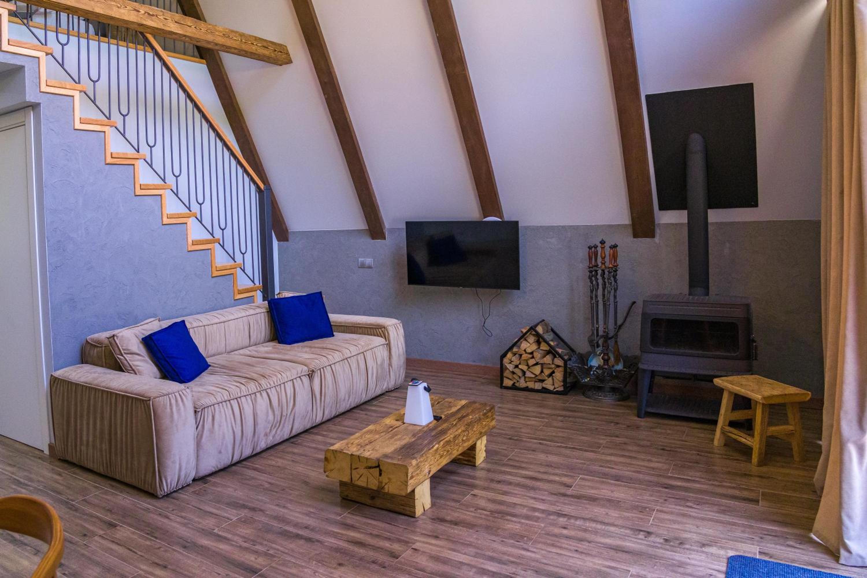Ultra house будиночки в лісі біля гірської річки view 5