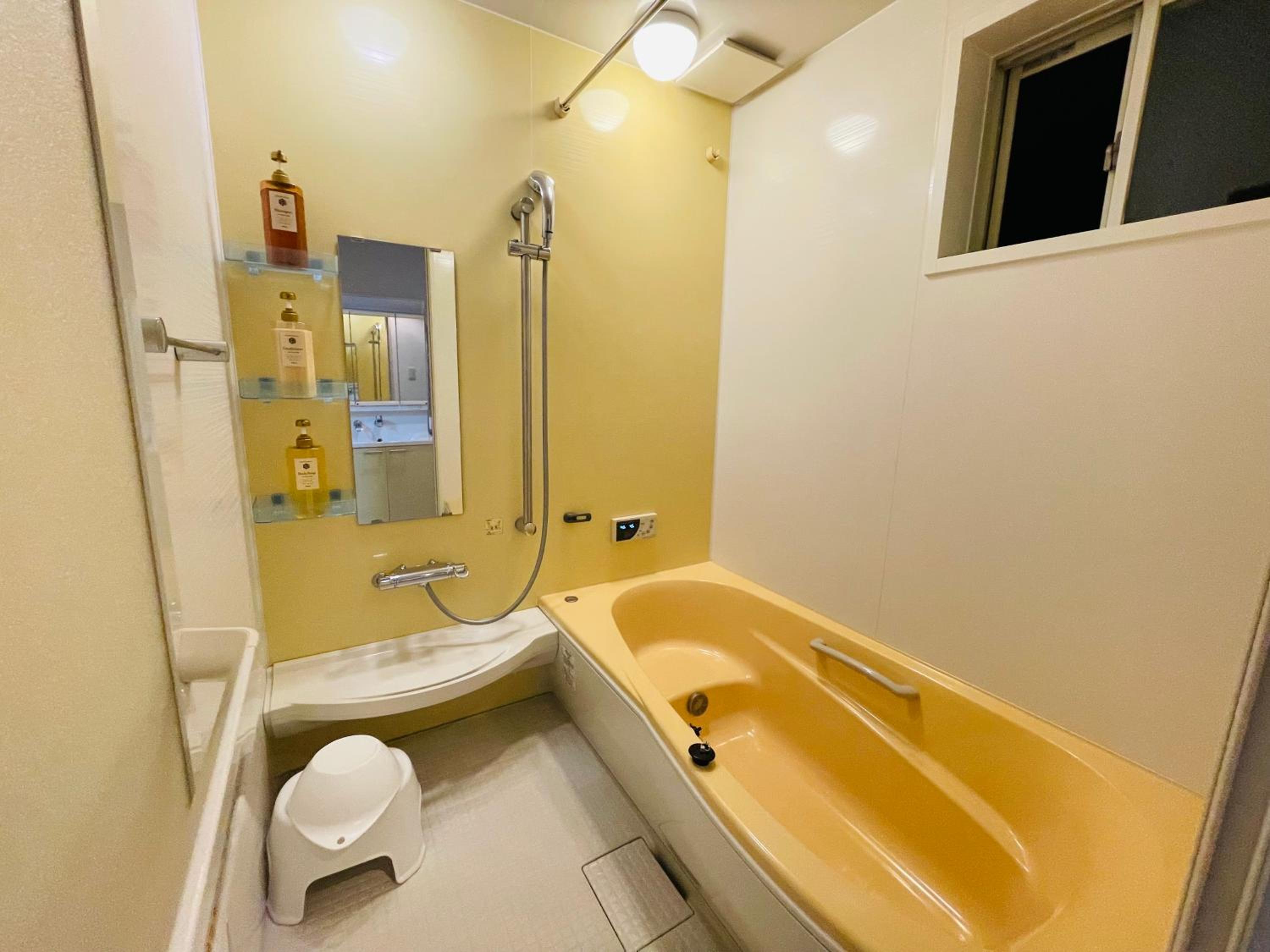 無料駐車場 3階建て一軒家 最大10人 3寝室 2トイレ ペットOK家族団体向き Usj 道頓堀 難波近い 民泊花園西