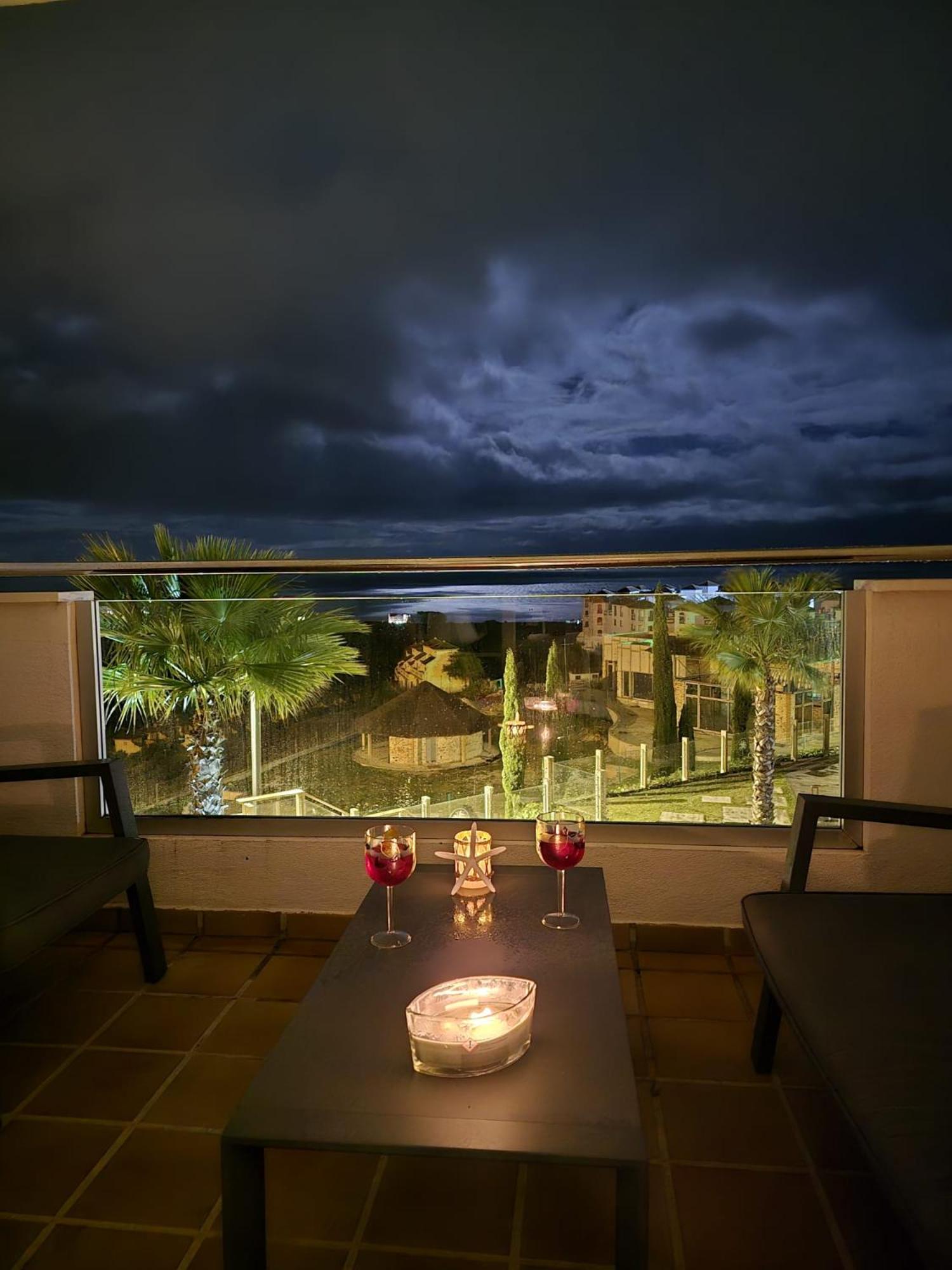 Seaside Serenity - Stylish Apartment with Spectacular Views