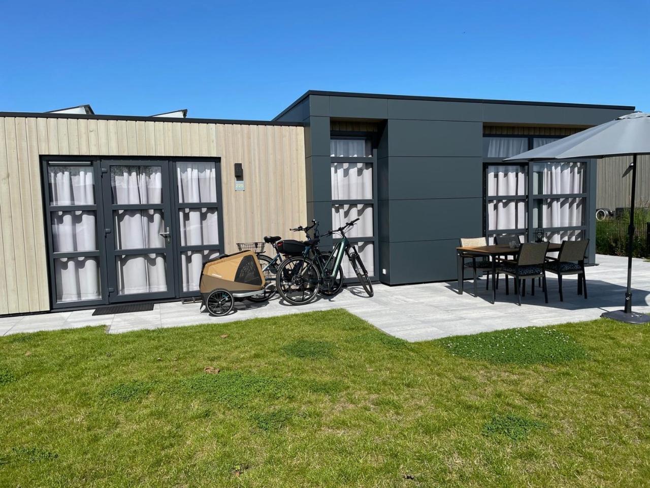 Enkhuizer Strand Chalet Windrose mit Zaun Haus Nr 225 view 2