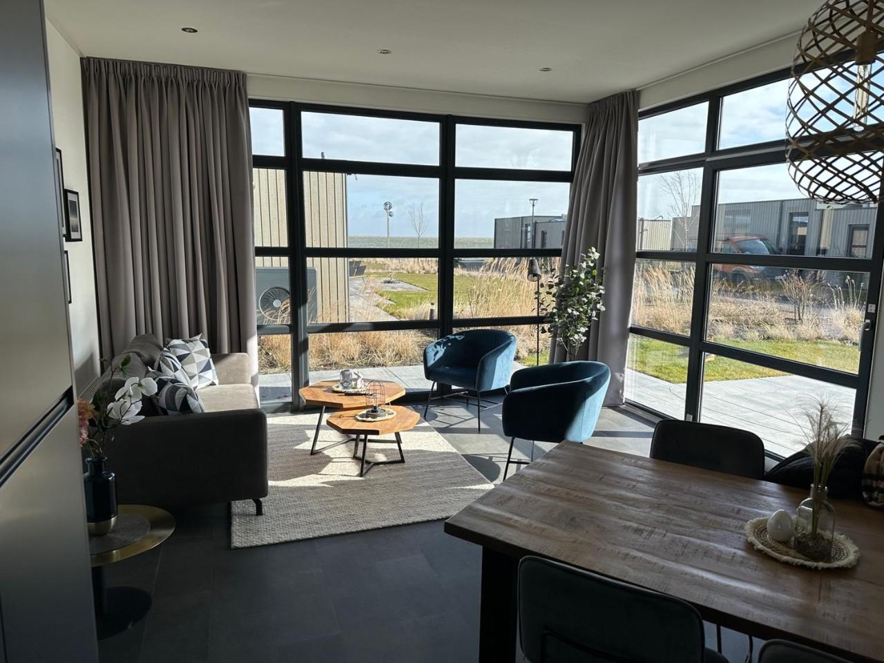Enkhuizer Strand Chalet Windrose mit Zaun Haus Nr 225 view 3