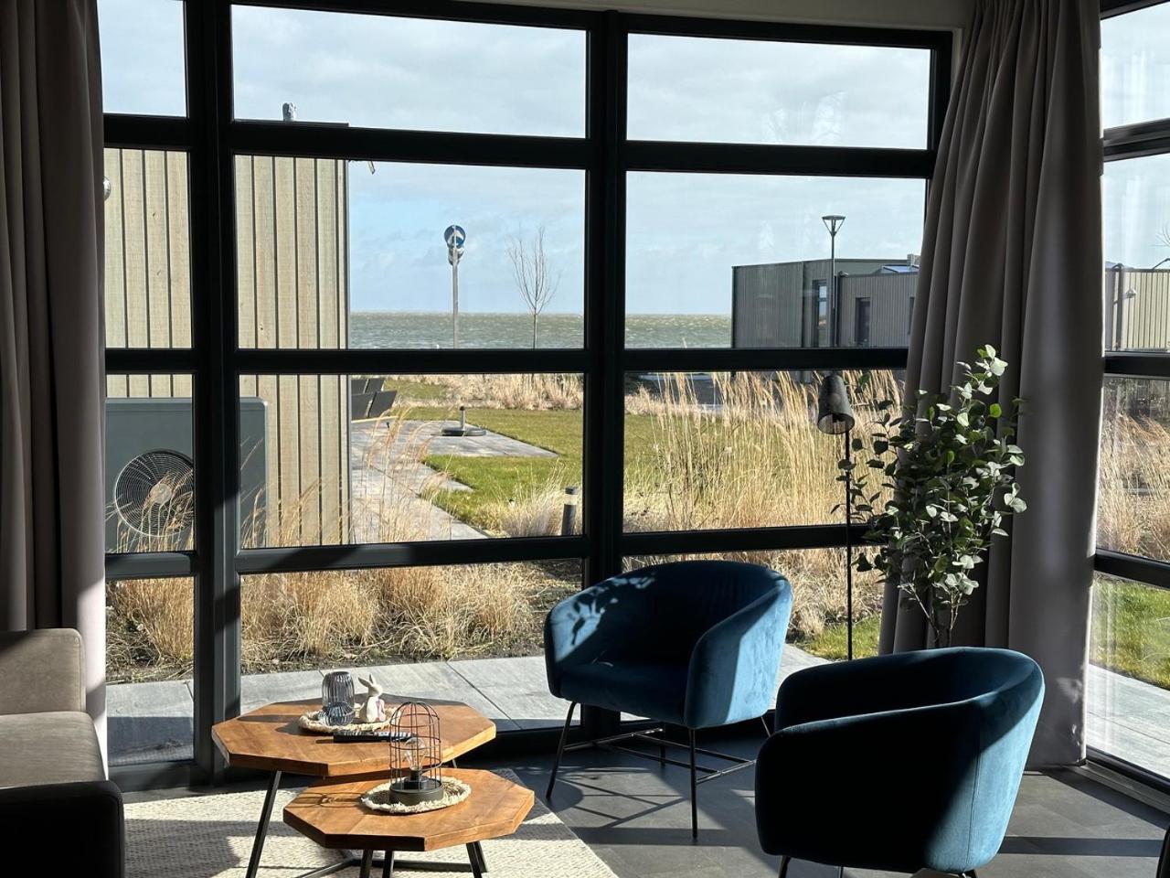 Enkhuizer Strand Chalet Windrose mit Zaun Haus Nr 225 view 4