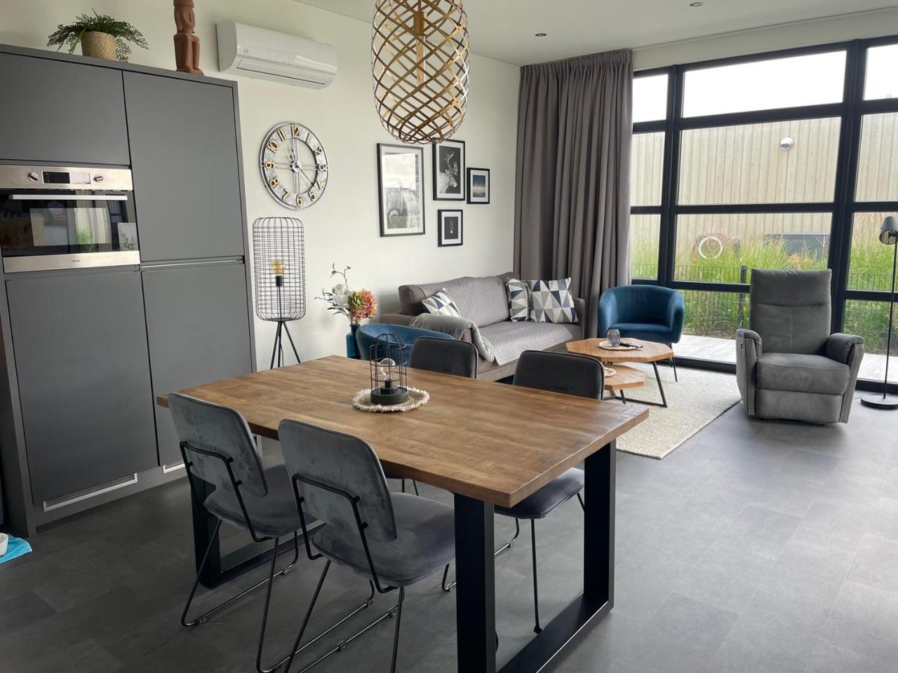 Enkhuizer Strand Chalet Windrose mit Zaun Haus Nr 225 view 5