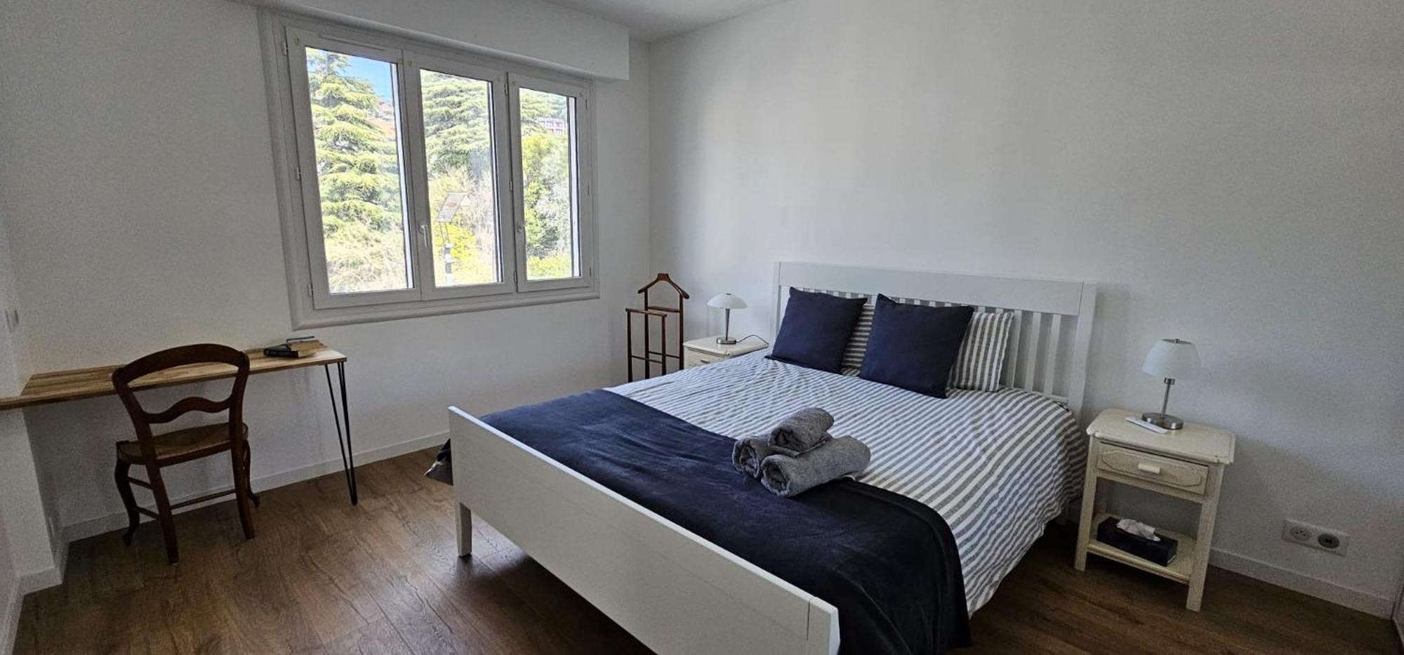 Cannes Beach Access, Private Room in Shared 3-Bedroom Apartment, Private Bathroom, Living Room with Sea View Suite Parentale salle de bain privée accès pla