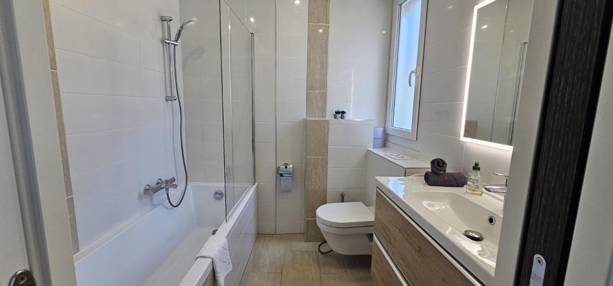 Cannes Beach Access, Private Room in Shared 3-Bedroom Apartment, Private Bathroom, Living Room with Sea View Suite Parentale salle de bain privée accès pla