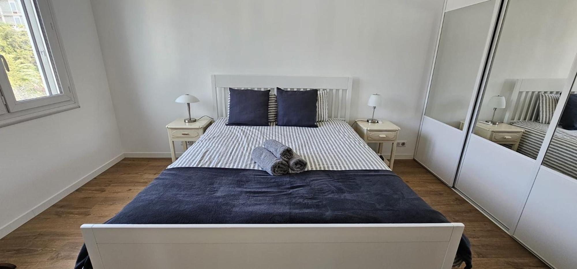 Cannes Beach Access, Private Room in Shared 3-Bedroom Apartment, Private Bathroom, Living Room with Sea View Suite Parentale salle de bain privée accès pla