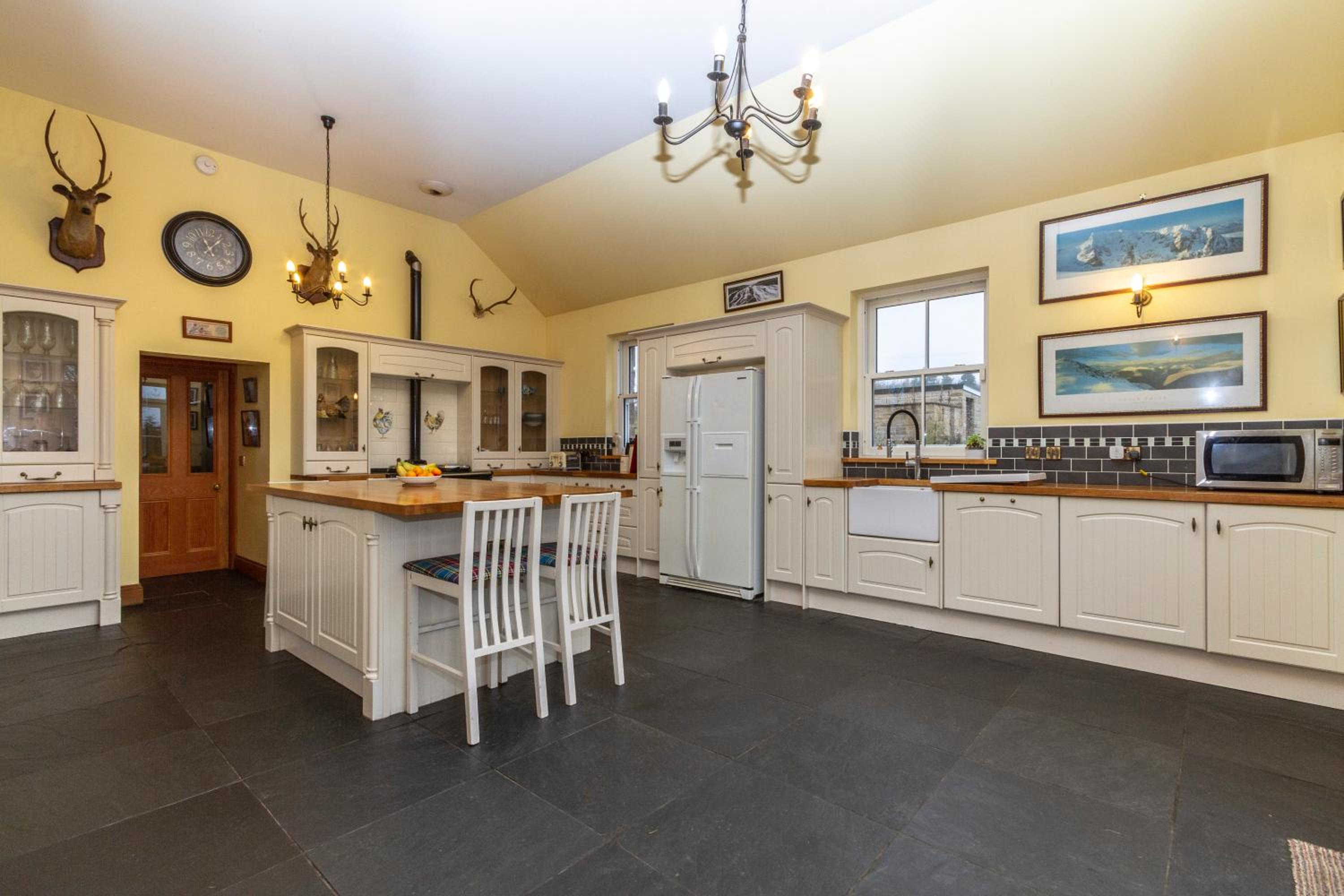 The Doune, Luxury Traditional Country House with hot tub