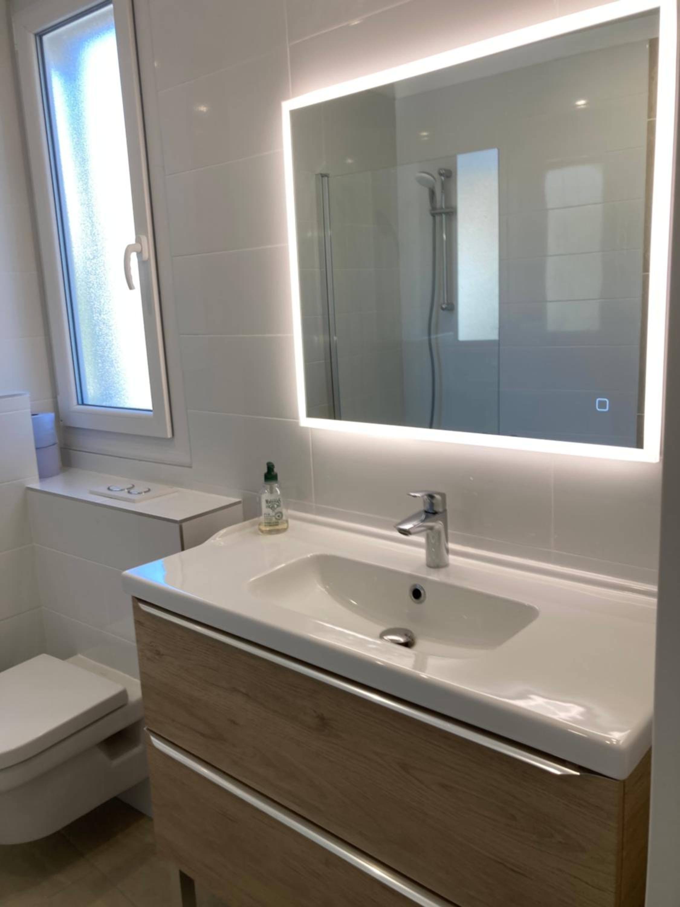 Cannes Beach Access, Private Room in Shared 3-Bedroom Apartment, Private Bathroom, Living Room with Sea View Suite Parentale salle de bain privée accès pla