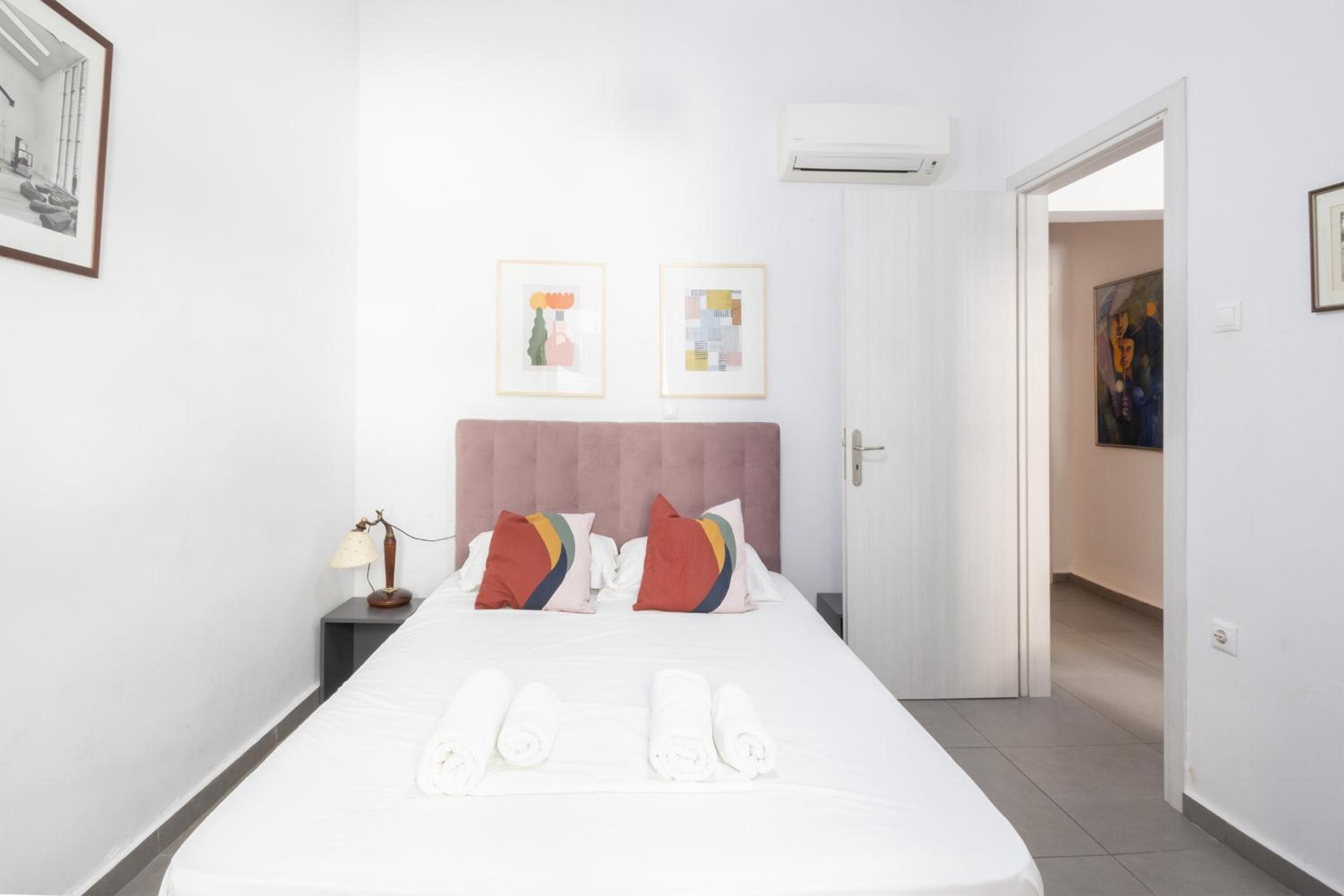 Renovated 4 Bdr House near Acropolis - New Beds, Terrace & Green Yard photo 2