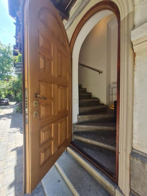 Independent studio in a villa with garden view 3