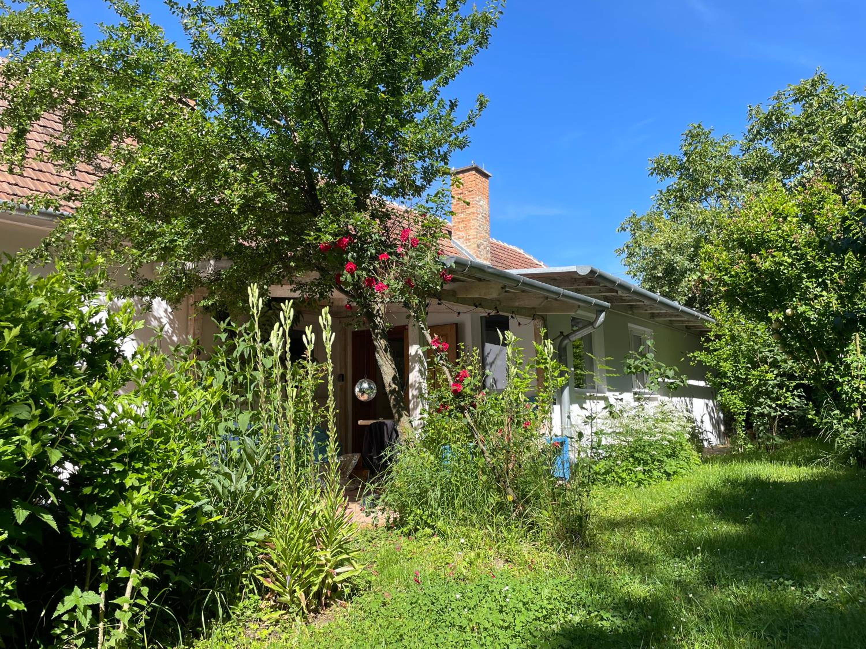 Charmantes Arkadenhaus mit großem Garten