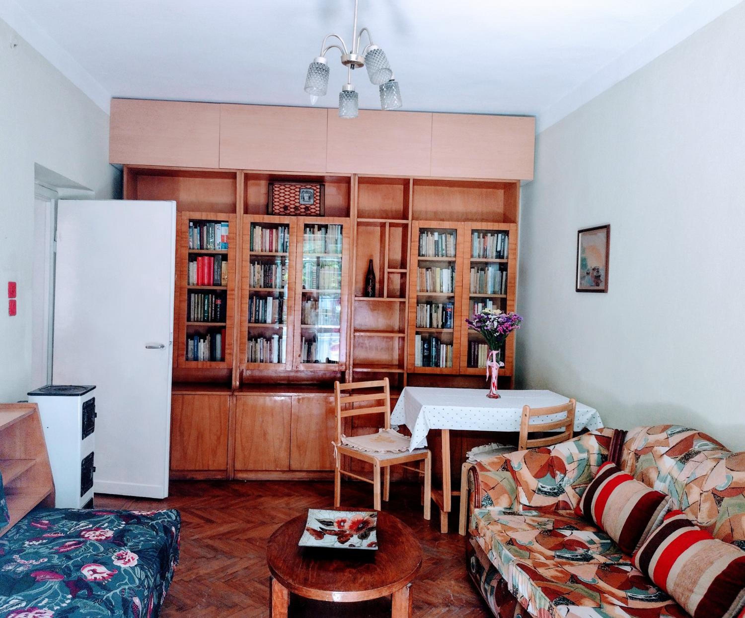 Era Echoes - Preserved Historical Apartment
