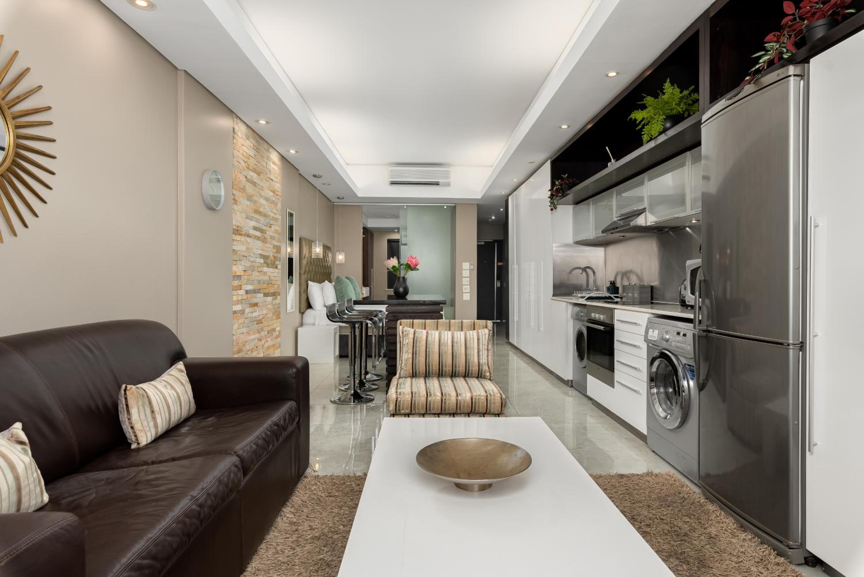 Beautiful Apartment with Pool, Parking and King Bed in Historic Cape Town City Centre view 2