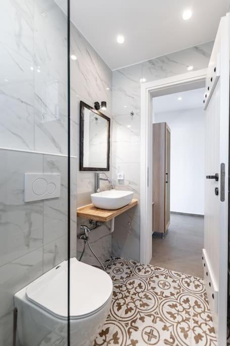 Penelope Apartments D