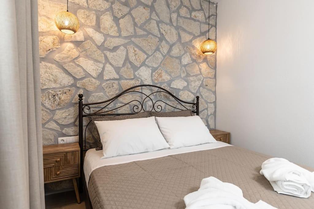 Penelope Apartments D