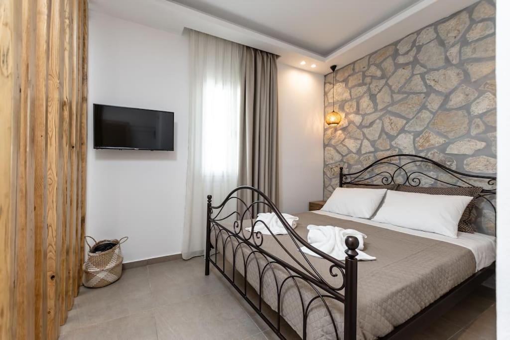 Penelope Apartments D